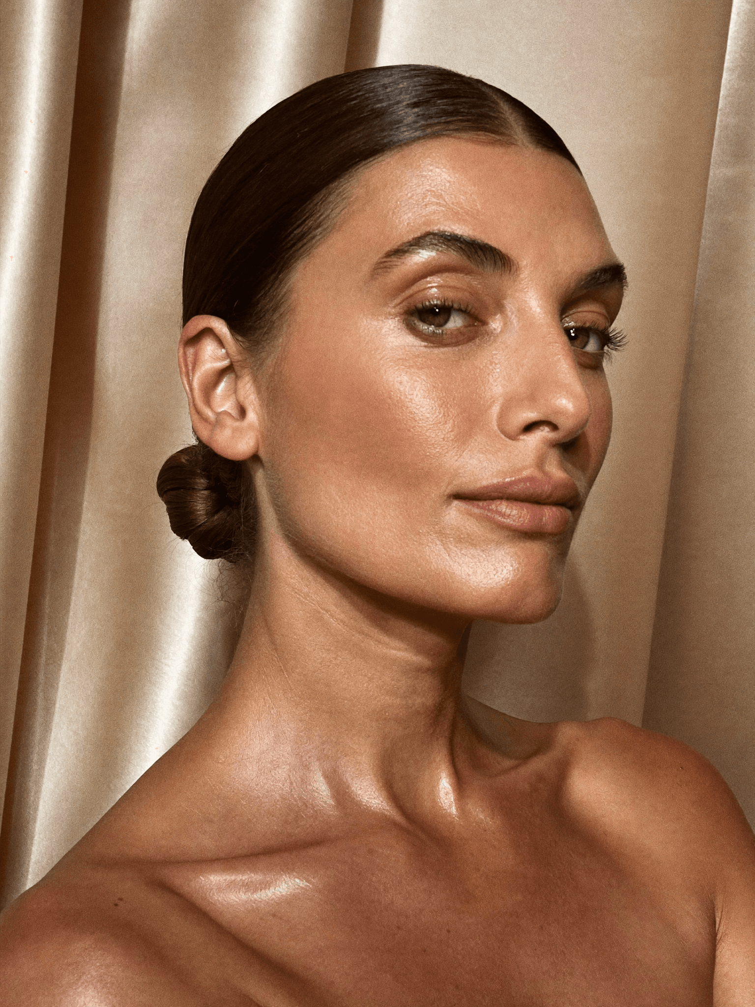 Portrait d'une femme à la peau naturelle et lumineuse